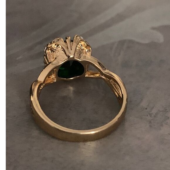 Emerald Green Faceted Rhinestone Ring, Gold tone, Unmarked - Picture 3 of 4